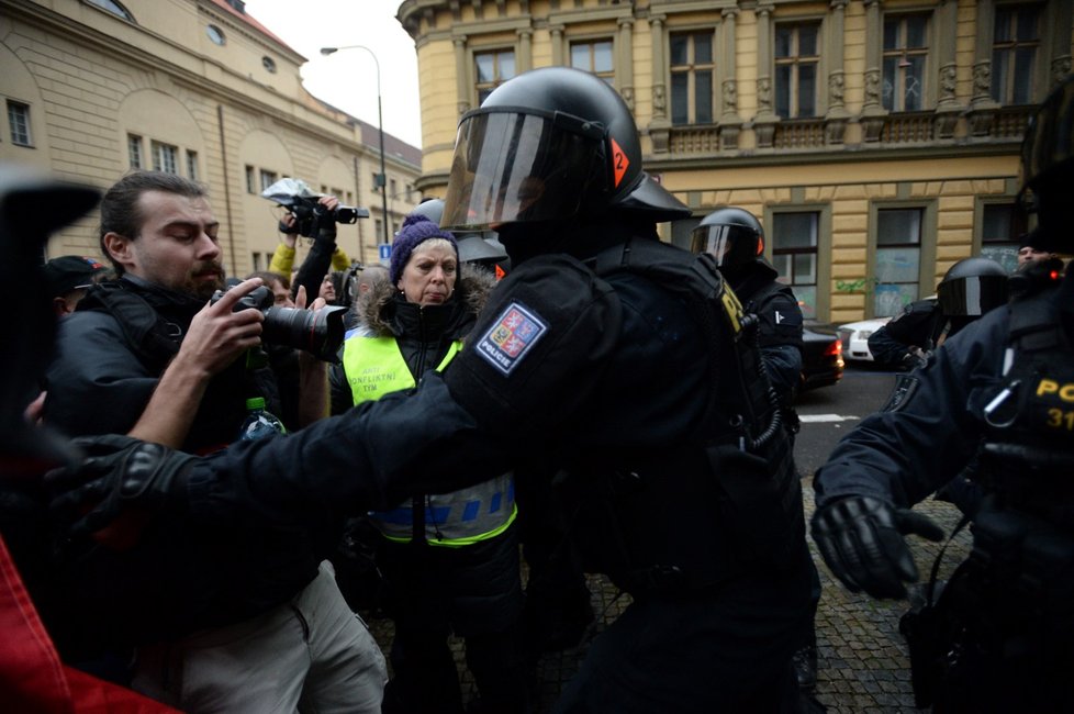 Účastníci průvodu Dělnické strany sociální spravedlnosti (DSSS) v pražské Hybernské ulici, kam vyrazili 17. listopadu z dolní části Václavského náměstí po shromáždění k výročí 17. listopadu 1989. Policie v ulici zastavila provoz a společně s antikonfliktním týmem bránila účastníkům pochodu opustit původně plánovanou trasu pochodu.