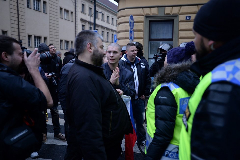 Účastníci průvodu Dělnické strany sociální spravedlnosti (DSSS) v pražské Hybernské ulici, kam vyrazili 17. listopadu z dolní části Václavského náměstí po shromáždění k výročí 17. listopadu 1989. Policie v ulici zastavila provoz a společně s antikonfliktním týmem bránila účastníkům pochodu opustit původně plánovanou trasu pochodu.