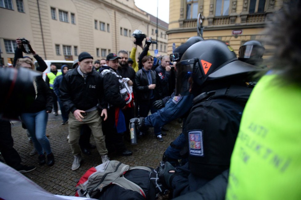 Účastníci průvodu Dělnické strany sociální spravedlnosti (DSSS) v pražské Hybernské ulici, kam vyrazili 17. listopadu z dolní části Václavského náměstí po shromáždění k výročí 17. listopadu 1989. Policie v ulici zastavila provoz a společně s antikonfliktním týmem bránila účastníkům pochodu opustit původně plánovanou trasu pochodu.