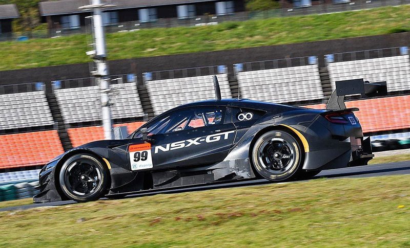 První testy nové hondy pro Super GT, která má již motor vpředu. Zůstane jen v Japonsku, nebo pomůže Aston Martinu?