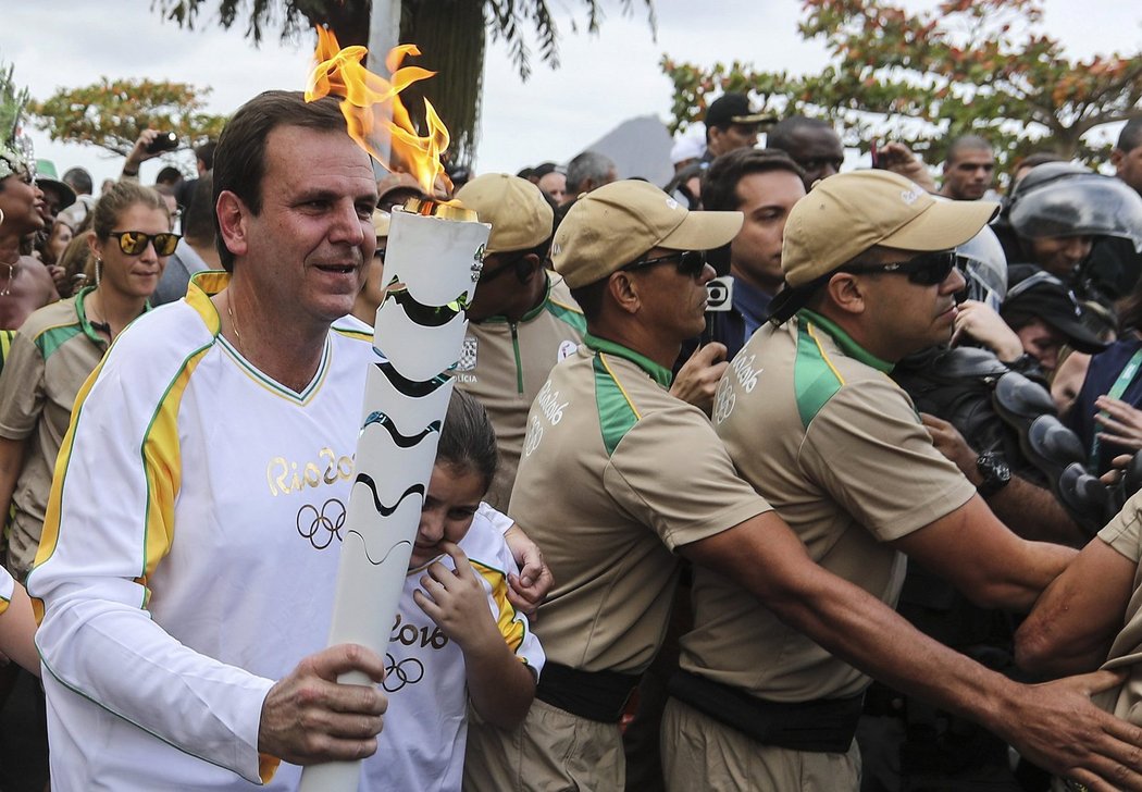 Starosta Rio de Janeiro Eduardo Paes s olympijskou pochodní