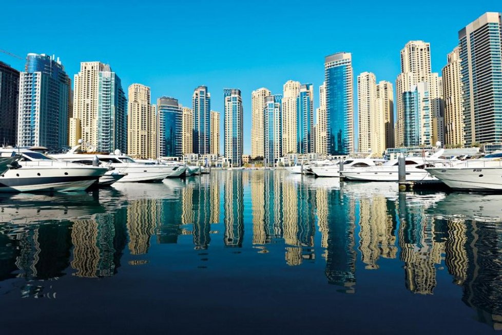 Dubai Marina – moderní přístaviště a jeden z největších developerských projektů v Dubaji. Svůj domov tu má najít přes 120 000 lidí.