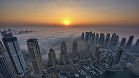 Ne, to není vlna tsunami, to se na Dubaj při východu slunce valí mlha.