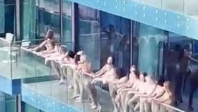 Sexy modelky skončily v poutech: V Dubaji pózovaly nahé na balkóně!