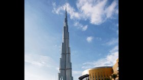 Hotel Burj Chalífa v Dubaji. Nejvyšší budova světa měří 818 metrů.