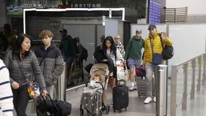 Šílená cesta Čechů busem do Ománu: Patnáct hodin bez jídla a do letadla se nedostali! Šílená cesta Čechů busem do Ománu: Patnáct hodin bez jídla a do letadla se nedostali!