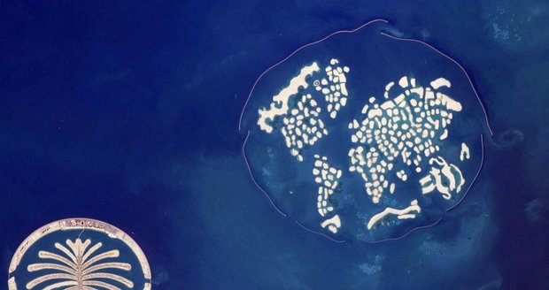 Souostroví ve tvaru mapy světadílů v Dubaji se začíná potápět do moře