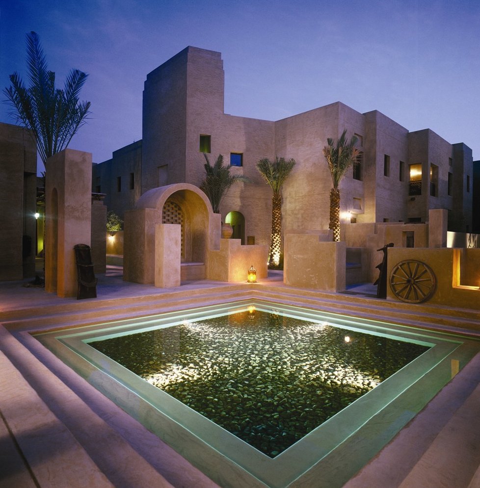 Pětihvězdičkový hotel Bab Al Shams je jako oáza uprostřd písečných dun.