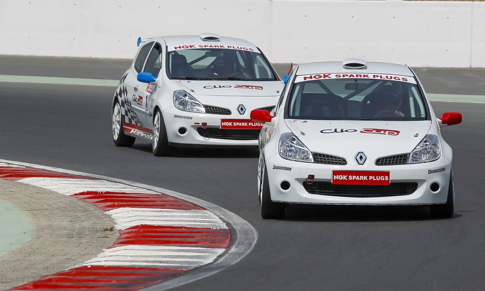 Návštěvníci Dubajského autodromu si mohou rezervovat jízdu vozem ze závodního seriálu Clio Cup.