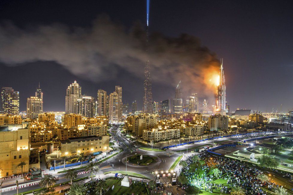 Požár hotelu v Dubaji se hasičům dlouho nedařilo dostat pod kontrolu.