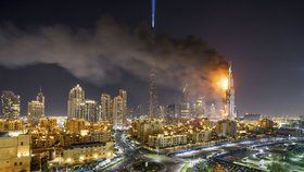 Požár hotelu v Dubaji se hasičům dlouho nedařilo dostat pod kontrolu.