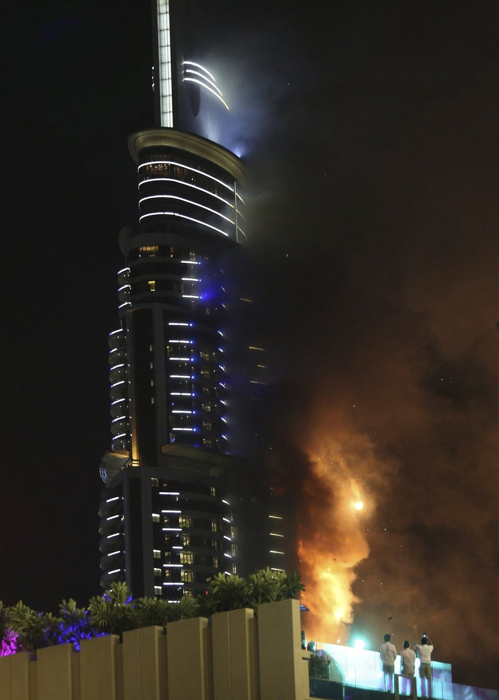 Požár hotelu v Dubaji se hasičům dlouho nedařilo dostat pod kontrolu.