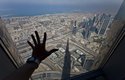 Pohled na Dubaj , město staré třicet devět let, rozkládající se v poušti, hlavní město jednoho ze sedmi Spojených arabských emirátů.