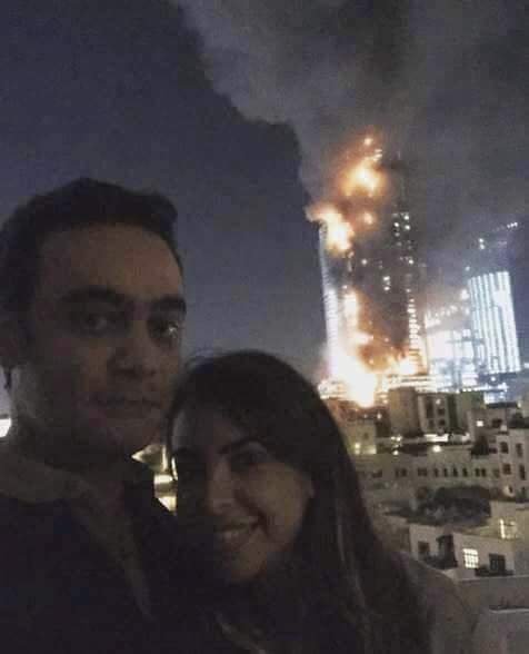 První idiot roku 2016 se fotil před hořícím hotelem v Dubaji.