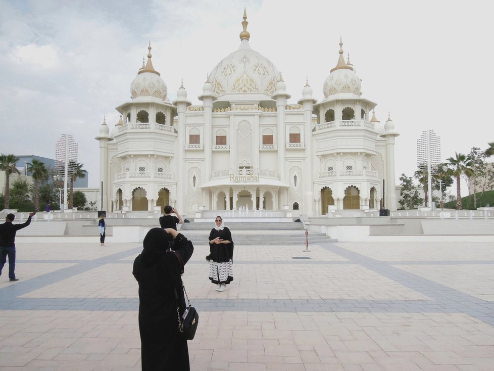 Centrem Bollywood parku je Rajmahal, kopie indického Taj Mahalu. Tady se několikrát denně odehrává výpravná šou.