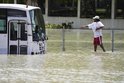 Šokující obrázky z Dubaje ukazují apokalyptické scény následků přívalového deště a prudkých bouřek. Celé rodiny snažící se uniknout z povodňového zmatku spí na podlaze letiště, které se přeměnilo v přístav a bylo nutné zrušit spoustu letů.