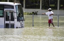 Šokující obrázky z Dubaje ukazují apokalyptické scény následků přívalového deště a prudkých bouřek. Celé rodiny snažící se uniknout z povodňového zmatku spí na podlaze letiště, které se přeměnilo v přístav a bylo nutné zrušit spoustu letů.