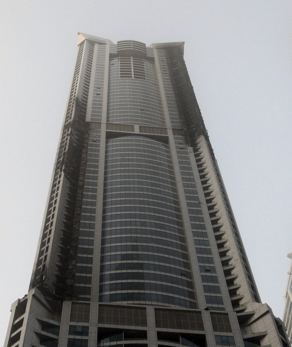 Mrakodrap v Dubaji patřící mezi nejvyšší obytné budovy světa zachvátil požár.