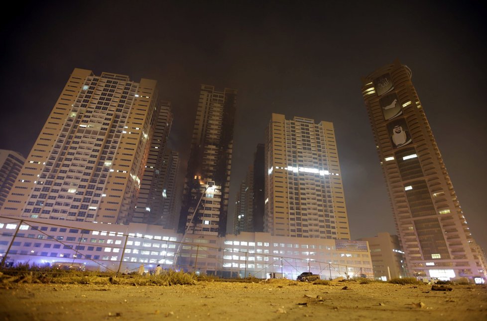 Velký požár zachvátil obytný komplex u Dubaje.