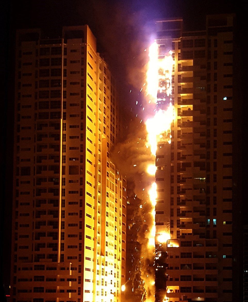 Velký požár zachvátil obytný komplex u Dubaje.