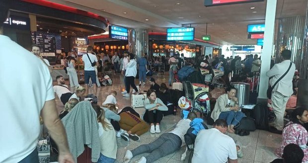 Povodňové drama v Dubaji zasáhlo i Čechy a Slováky: Hodiny na letišti a taxi za 13 tisíc!