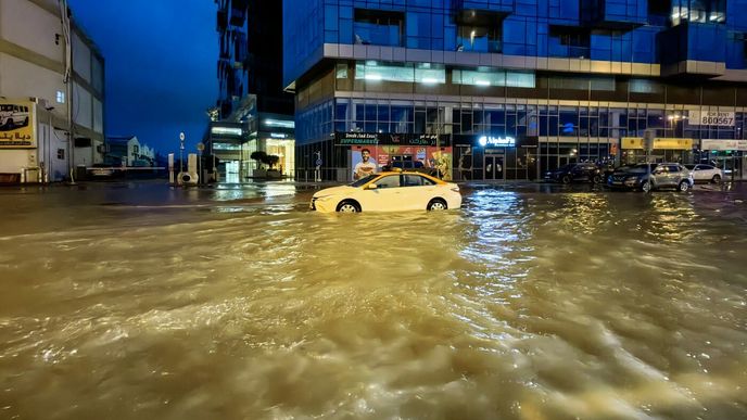 Spojené arabské emiráty zasáhly prudké bouře a záplavy