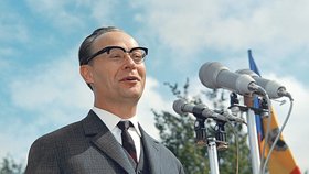 Alexander Dubček na vrcholu své politické kariéry. Stal se zřejmě nejznámějším představitelem Pražského jara, které přerušil příchod spojeneckých vojsk 21. srpna 1968.