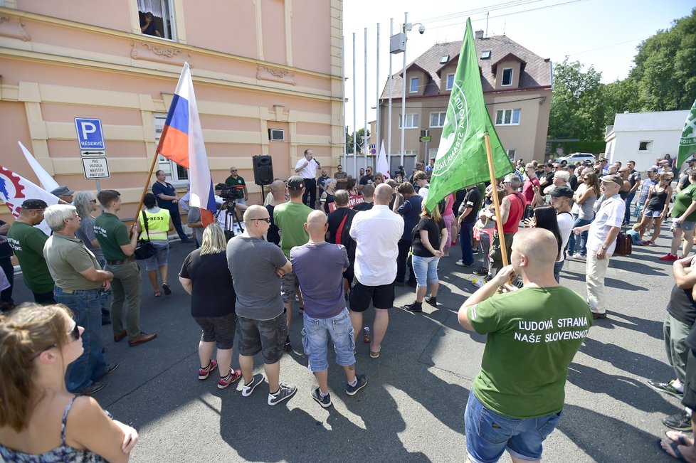 Protest extremistů v Dubí po rvačce u brouzdaliště (18.8.2018)