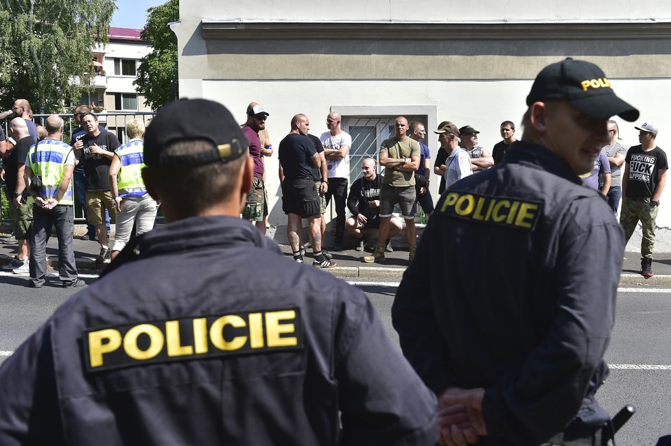 Protest extremistů v Dubí po rvačce u brouzdaliště (18.8.2018)