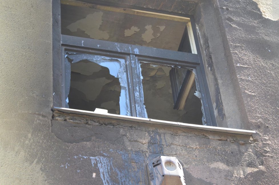 Lidé z domu v Dubí u Teplic zažili dramatické ráno a několik rodin přišlo o zařízení bytu. Exploze byla velmi silná