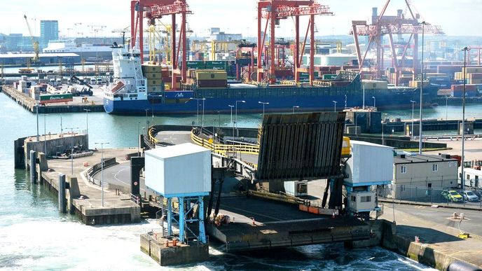 Rozvoj dublinských přístavních terminálů odráží irskou snahu využít rozvoje infrastruktury a námořních linek k povzbuzení cestovního ruchu mezi Irskem a západoevropskými zeměmi. | reuters