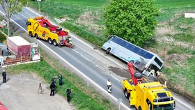 U Dublovic havaroval autobus s 38 předškoláky. Zranily se děti i učitelka!