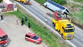 U Dublovic havaroval autobus s 38 předškoláky. Zranily se děti i učitelka!