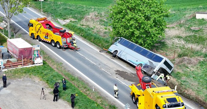 U Dublovic havaroval autobus s 38 předškoláky. Zranily se děti i učitelka!