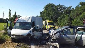 U Dubňan na Hodonínsku vjelo plně obsazené osobní auto na druhou stranu silnice, kde se srazilo s dodávkou. Zranilo se šest lidí. Pět lidí v osobním autě i řidič dodávky, který cestoval sám.