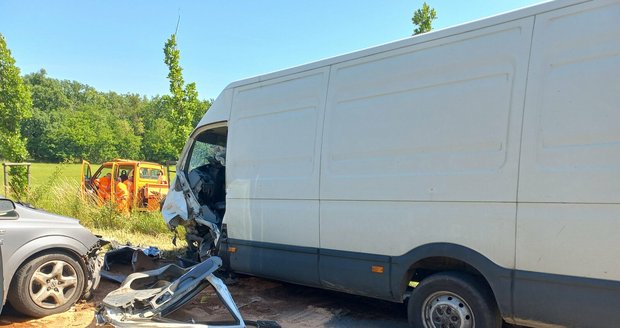 U Hodonína ve směru na Dubňany se dnes ráno srazil osobní vůz s dodávkou, zranění utrpělo šest lidí, z toho byly dvě děti a těhotná žena.