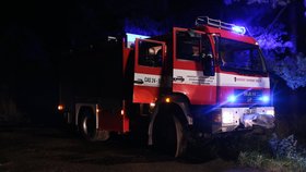 Desítky hasičů se snažily pomoci dvojici zavalených chlapců v Dubňanech.