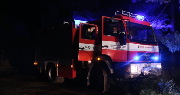 Desítky hasičů se snažily pomoci dvojici zavalených chlapců v Dubňanech.