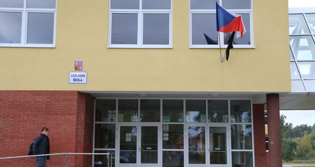 Vedle české vlajky dnes zavlála v základní škole v Dubňanech i černá vlajka.