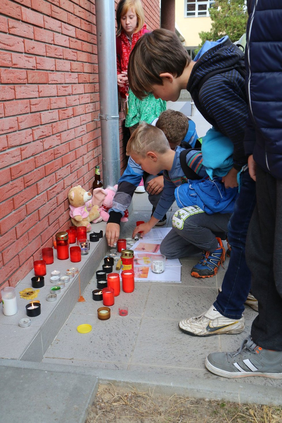 U hlavní budovy základní školy v Dubňanech vzniklo pietní místo.
