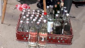 Slovenští policisté našli v rodinném domě v Dubníku nekolkovaný alkohol a drogy. Rodiče tu přitom vychovávali dvouleté dítě.