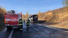 Na silnici u obce Dubno na Příbramsku začal hořet autobus. Ve voze měly být děti!