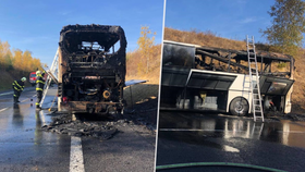 Na silnici u obce Dubno na Příbramsku začal hořet autobus. Ve voze měly být děti!