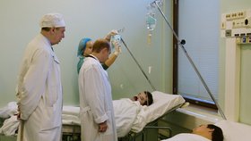 Vladimir Putin navštívil raněné v útoku v divadle (26. 10. 2002).