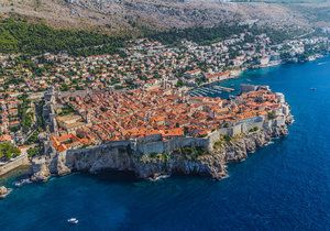 Moře u chorvatského Dubrovníku zamořily fekálie.