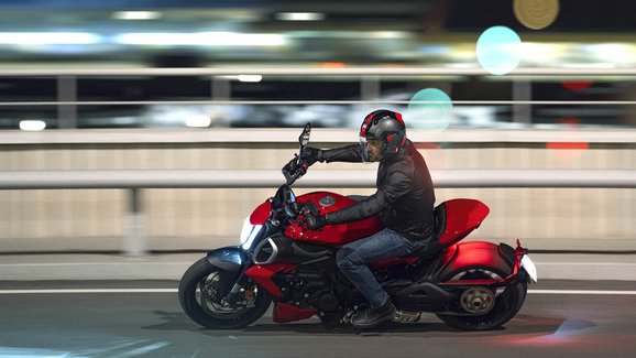 Ducati Diavel hlásí přechod na čtyřválec. Je to úplně nová motorka se zrychlením na stovku pod 3 sekundy