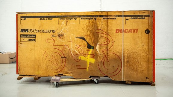 Na prodej je vzácná Ducati z roku 2002. Ještě nebyla ani vybalena
