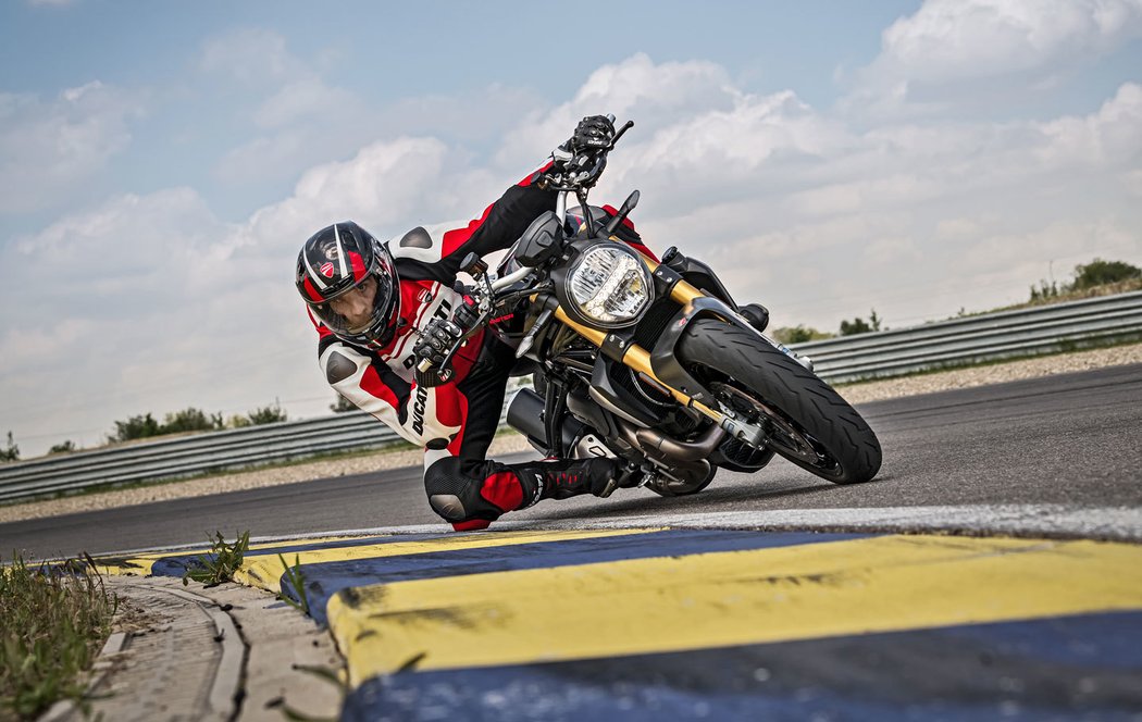 Ducati Monster 1200 S