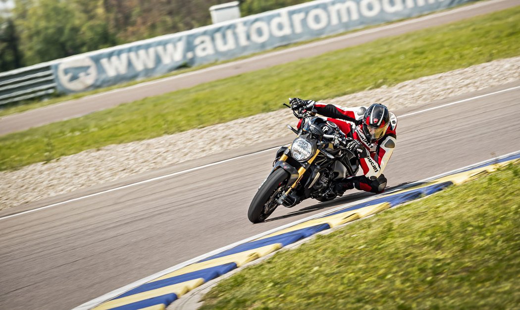 Ducati Monster 1200 S