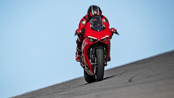Ducati Panigale V2 za vizáží čtyřválce ukrývá tradiční dvouválec 
